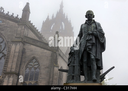 Die Statue von Adam Smith (1723-1790), schottischer Philosoph und Ökonom, an einem nebligen Morgen vor der St Giles Cathedral in Edinburgh, Schottland, Großbritannien. Stockfoto