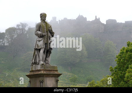 Die Statue von Allan Ramsay (1686-1758), geformt durch John Steell, steht in Princes Street Garden Edinburgh Castle hinter. Stockfoto