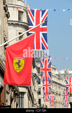 Ferrari Fahne speichern in der Regent Street London mit Union Jack-Flaggen für die königliche Hochzeit feiern Stockfoto