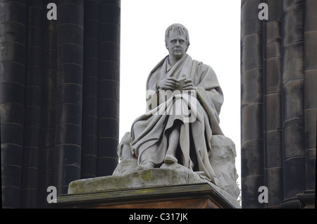 Statue von Sir Walter Scott in weißem Carrara-Marmor sitzt unterhalb der Scott Monument in Princes Street, Edinburgh, UK. Stockfoto