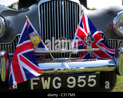 Vorne ein Sunbeam-Talbot mit Union Jack Fahnen bei einer Oldtimer-Show Oldenburg North Somerset UK Stockfoto