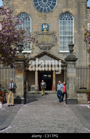 Der Eingang zum Canongate Kirk auf Edinburghs Royal Mile. Stockfoto