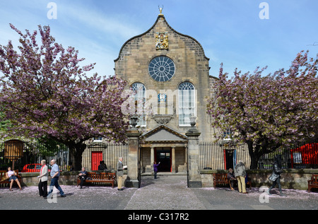 Im 17. Jahrhundert Canongate Kirk auf Edinburghs Royal Mile. Stockfoto