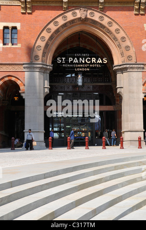 St Pancras Renaissance luxuriöses 5-Sterne-Hotel Eingangsbogen und Schild im renovierten viktorianischen jetzt Euro Star Bahnhof Camden London England UK Stockfoto