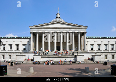 Gruppe von Studenten in der Ausbildung am historischen Wilkins Gebäude der UCL mit Säulengang Kolonnade auf dem Quad Campus University College London England Großbritannien Stockfoto