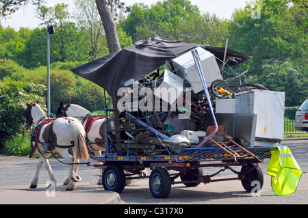 RAG und Bone Mann mit Pferd & Wagen Rückansicht Der Ladung von Junk-weißen Haushaltswaren Recycling Szene n Village Street High viz Jacke Essex England GB Stockfoto