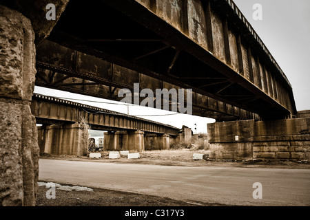 Stilistische Stadt Schüsse der Innenstadt von Cincinnati Ohio, einschließlich der alten Gebäude und Eisenbahn verfolgt und Brücken Stockfoto