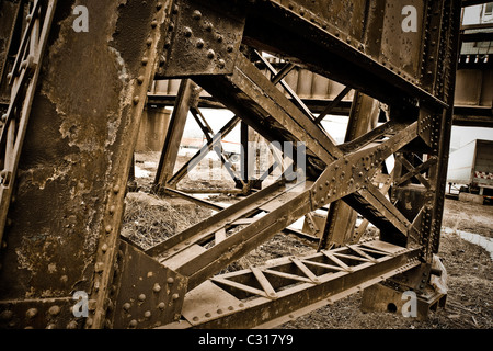 Stilistische Stadt Schüsse der Innenstadt von Cincinnati Ohio, einschließlich der alten Gebäude und Eisenbahn verfolgt und Brücken Stockfoto