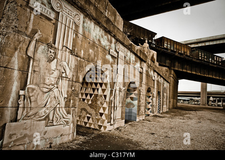 Stilistische Stadt Schüsse der Innenstadt von Cincinnati Ohio, einschließlich der alten Gebäude und Eisenbahn verfolgt und Brücken Stockfoto