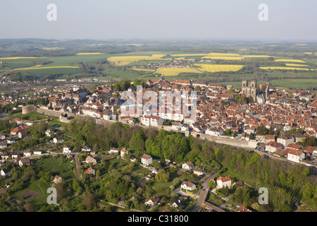 LUFTAUFNAHME. Mittelalterliche Zitadelle auf einem Hochplateau mit Blick auf das umliegende Ackerland. Stadt Langres, Haute-Marne, Grand Est, Frankreich. Stockfoto