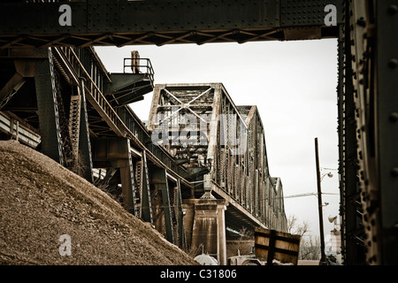 Stilistische Stadt Schüsse der Innenstadt von Cincinnati Ohio, einschließlich der alten Gebäude und Eisenbahn verfolgt und Brücken Stockfoto