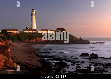 Taube PT Light Station und Steilküsten am späten Nachmittag, Küste von Kalifornien, Vereinigte Staaten Stockfoto