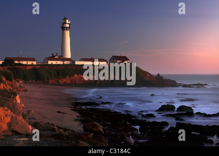 Taube PT Light Station und Steilküsten am späten Nachmittag, Küste von Kalifornien, Vereinigte Staaten Stockfoto