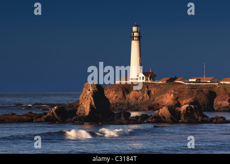 Taube PT Light Station und Steilküsten am frühen Morgen, Küste von Kalifornien, Vereinigte Staaten Stockfoto