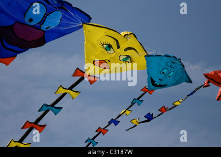 Vier Drachen hintereinander in Streatham Park, Familie kite-Tag. Stockfoto