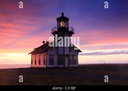 PT. Cabrillo Leuchtturm bei Sonnenuntergang, Küste von Mendocino Headlands State Park, Kalifornien, USA Stockfoto