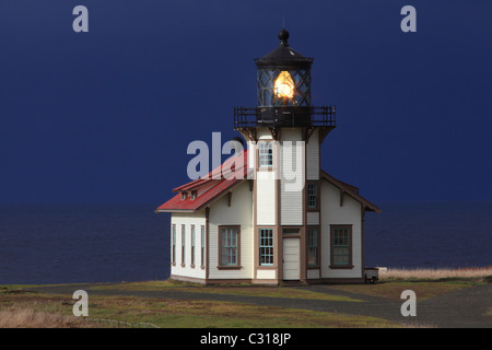 PT. Cabrillo Leuchtturm an einem regnerischen Morgen, Küste von Mendocino Headlands State Park, Kalifornien, USA Stockfoto