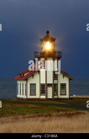 PT. Cabrillo Leuchtturm an einem regnerischen Morgen, Küste von Mendocino Headlands State Park, Kalifornien, USA Stockfoto