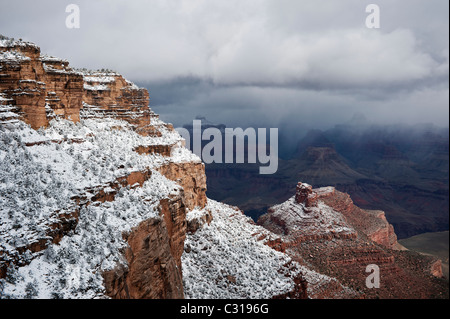 Blick vom Bright Angel Trail von Schnee bedeckten Rim des Grand Canyon, Arizona, USA Stockfoto