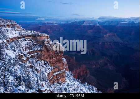 Morgendämmerung auf Schnee bedeckt Grand Canyon vom Mather Point, Arizona, USA Stockfoto