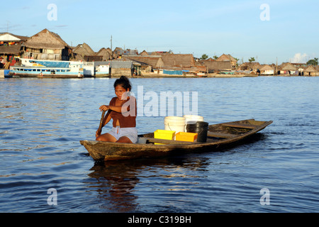 Frau paddelt ihr Kanu auf dem Fluss Itaya in Belen, Iquitos, Loreto, Peru, Südamerika Stockfoto