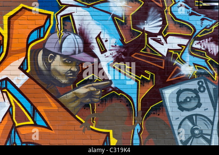 Kunstvolle Graffitis auf einen langen Stein Wand in München-Giesing zeigen einen bunten Tag und verschiedene Elemente der Hip-Hop-Kultur, Deutschland Stockfoto