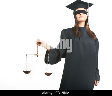 Junger Anwalt mit geschlossenen Augen, die Waage halten Stockfoto