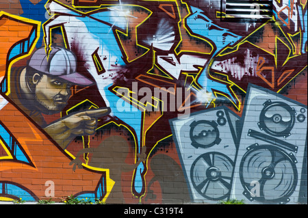 Kunstvolle Graffitis auf einen langen Stein Wand in München-Giesing zeigen einen bunten Tag und verschiedene Elemente der Hip-Hop-Kultur, Deutschland Stockfoto