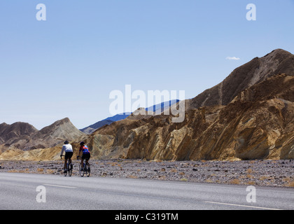 Zwei Radfahrer Reiten entlang erodierten Wüste Hänge Layern von bunten Felsen – Kalifornien USA Stockfoto