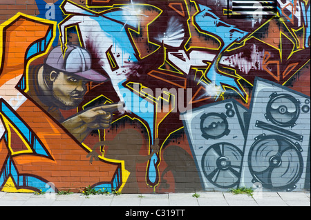 Kunstvolle Graffitis auf einen langen Stein Wand in München-Giesing zeigen einen bunten Tag und verschiedene Elemente der Hip-Hop-Kultur, Deutschland Stockfoto