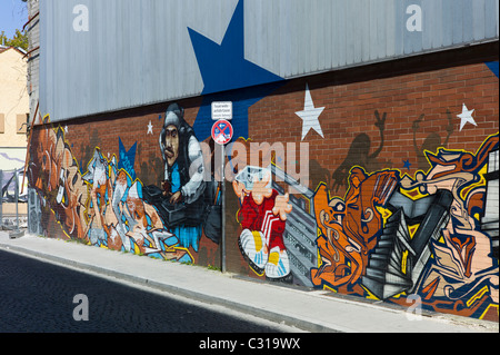 Kunstvolle Graffitis auf einen langen Stein Wand in München-Giesing zeigen einen bunten Tag und verschiedene Elemente der Hip-Hop-Kultur, Deutschland Stockfoto