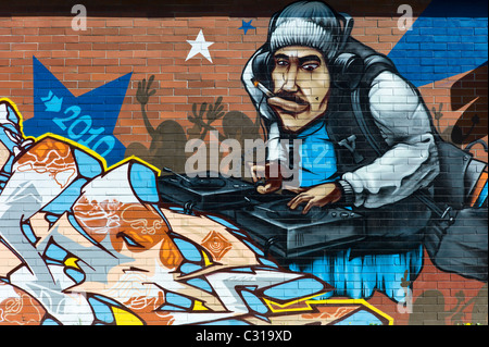 Kunstvolle Graffitis auf einen langen Stein Wand in München-Giesing zeigen einen bunten Tag und verschiedene Elemente der Hip-Hop-Kultur, Deutschland Stockfoto