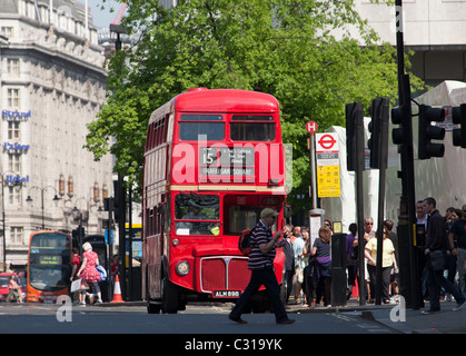 Route master Bus in Richtung down The Strand London. Stockfoto