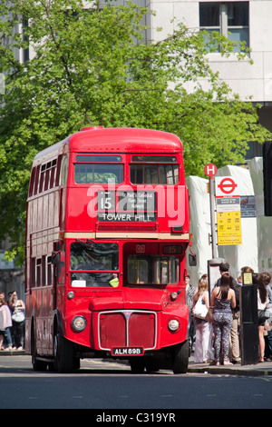 Route master Bus in Richtung down The Strand London. Stockfoto