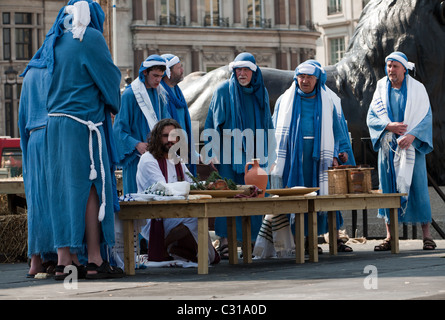 Reenactment der das letzte Abendmahl mit Jesus und den Jüngern Ostern Passion Play in Trafalgar Square Karfreitag Stockfoto