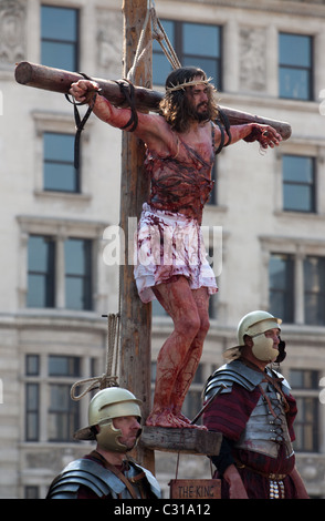 Jesus am Kreuz durch die Wintershall-Theatergruppe in Trafalgar Square Karfreitag Ostern Passion Play durchgeführt Stockfoto