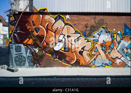 Kunstvolle Graffitis auf einen langen Stein Wand in München-Giesing zeigen einen bunten Tag und verschiedene Elemente der Hip-Hop-Kultur, Deutschland Stockfoto