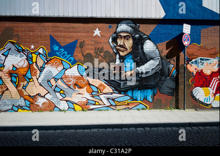 Kunstvolle Graffitis auf einen langen Stein Wand in München-Giesing zeigen einen bunten Tag und verschiedene Elemente der Hip-Hop-Kultur, Deutschland Stockfoto