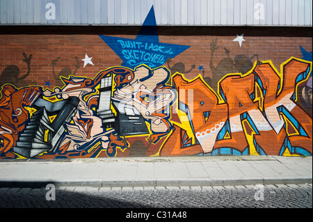 Kunstvolle Graffitis auf einen langen Stein Wand in München-Giesing zeigen einen bunten Tag und verschiedene Elemente der Hip-Hop-Kultur, Deutschland Stockfoto