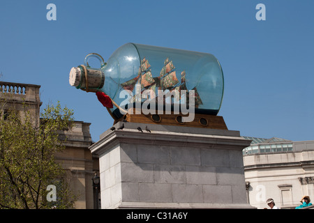 Trafalgar Square. Schiff-Flasche-Replik der HMS Victory, das Flaggschiff von Admiral Horatio Nelson in der Schlacht von Trafalgar. Stockfoto