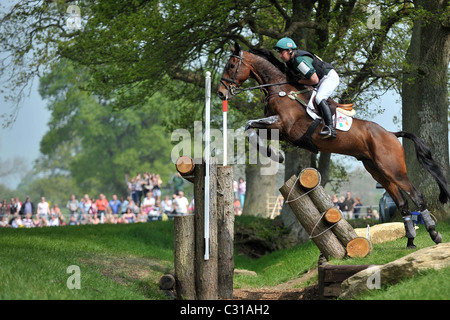 Michael Ryan (IRL) Reiten OLD ROAD springt Zaun 12. Mitsubishi Badminton Horse Trials Stockfoto