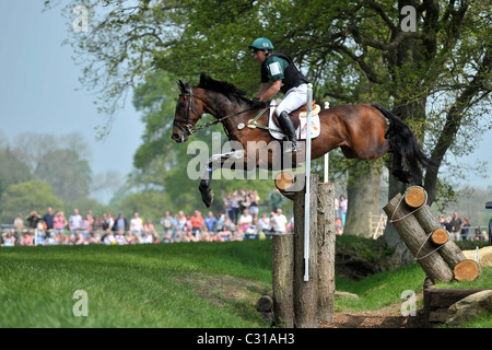 Michael Ryan (IRL) Reiten OLD ROAD springt Zaun 12. Mitsubishi Badminton Horse Trials Stockfoto