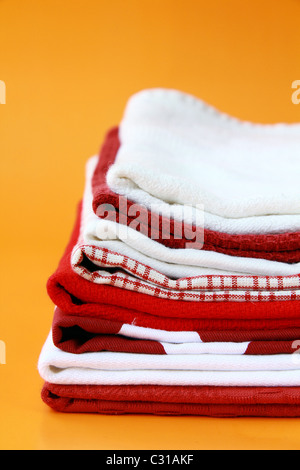 Haufen von Leinen Geschirrtücher mit Platz für Ihren text Stockfoto