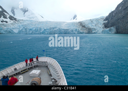 Expedition-Passagiere auf dem Deck vor Drygalski Fjord, South Georgia Island Stockfoto