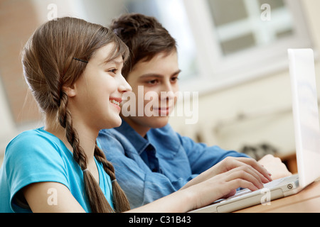 Porträt von Teenager-Mädchen mit ihrer Klassenkameradin im Hintergrund eingeben Stockfoto