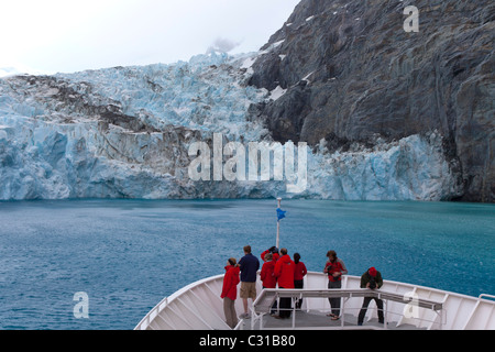 Expedition Schiff Passagiere tapfer die Fallwinde fließt über die Drygalski Gletscher, Drygalski Fjord, South Georgia Island Stockfoto