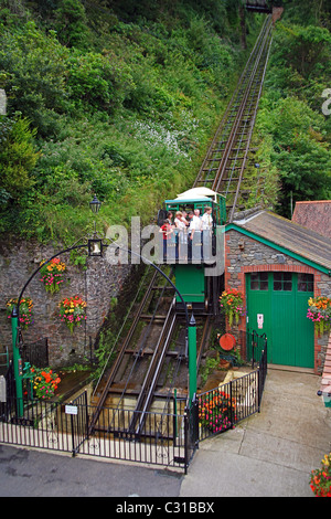 Ein Lynton & Lynmouth Cliff Railway Auto bei Lynmouth, Devon, England, UK Stockfoto