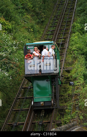 Ein Lynton & Lynmouth Cliff Railway Auto bei Lynmouth, Devon, England, UK Stockfoto