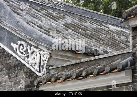 Eine Luftaufnahme über chinesische Fliesen Dächer in einem alten chinesischen Dorf Stockfoto