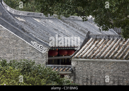 Eine Luftaufnahme über chinesische Fliesen Dächer in einem alten chinesischen Dorf Stockfoto